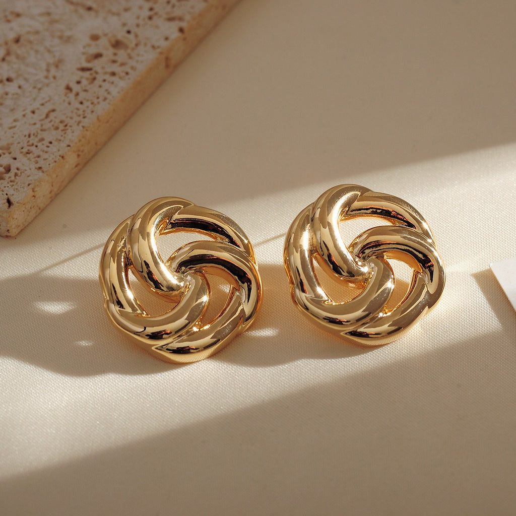 Hollow flower earrings, simple, compact and three-dimensional earrings