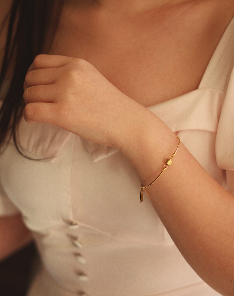Super Minimal Stainless Steel Engraved Lucky Square Plate Charm Magnet Gold Bangle Bracelets for Girl Ladies Jewelry Gift