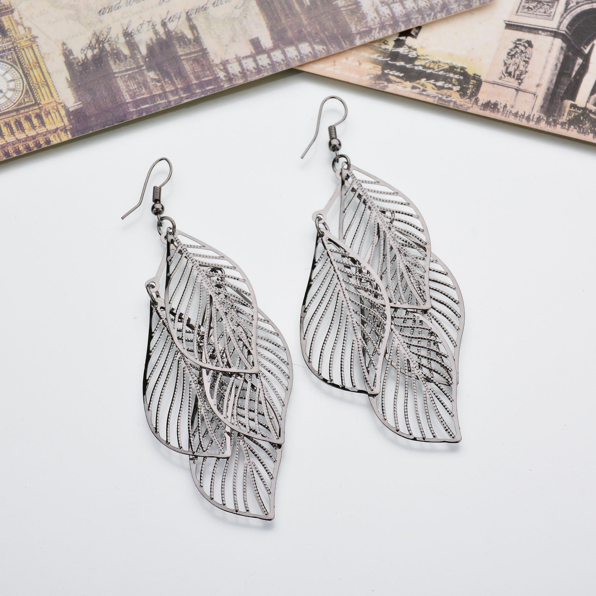 Simple and versatile, boastful leaf earrings for women, multi-layer metal hollowed out leaf earrings, earrings, and earrings