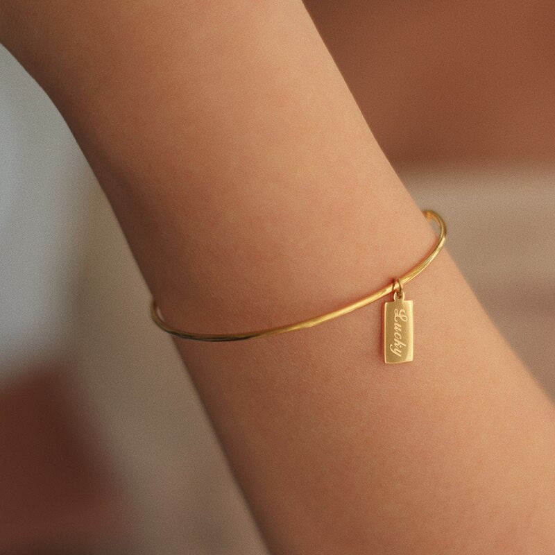 Super Minimal Stainless Steel Engraved Lucky Square Plate Charm Magnet Gold Bangle Bracelets for Girl Ladies Jewelry Gift