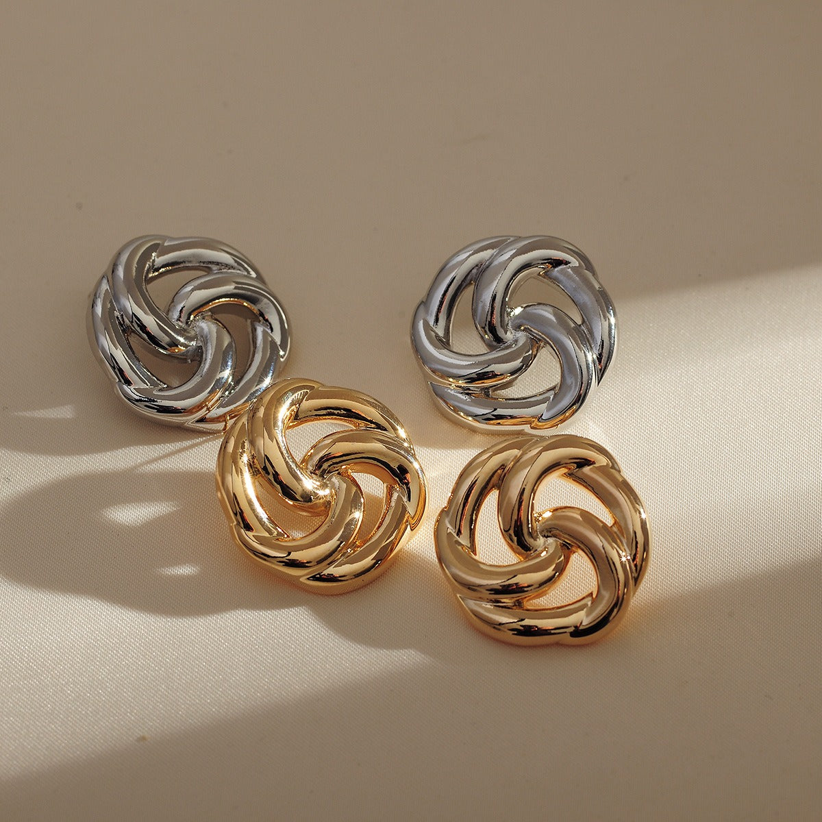 Hollow flower earrings, simple, compact and three-dimensional earrings