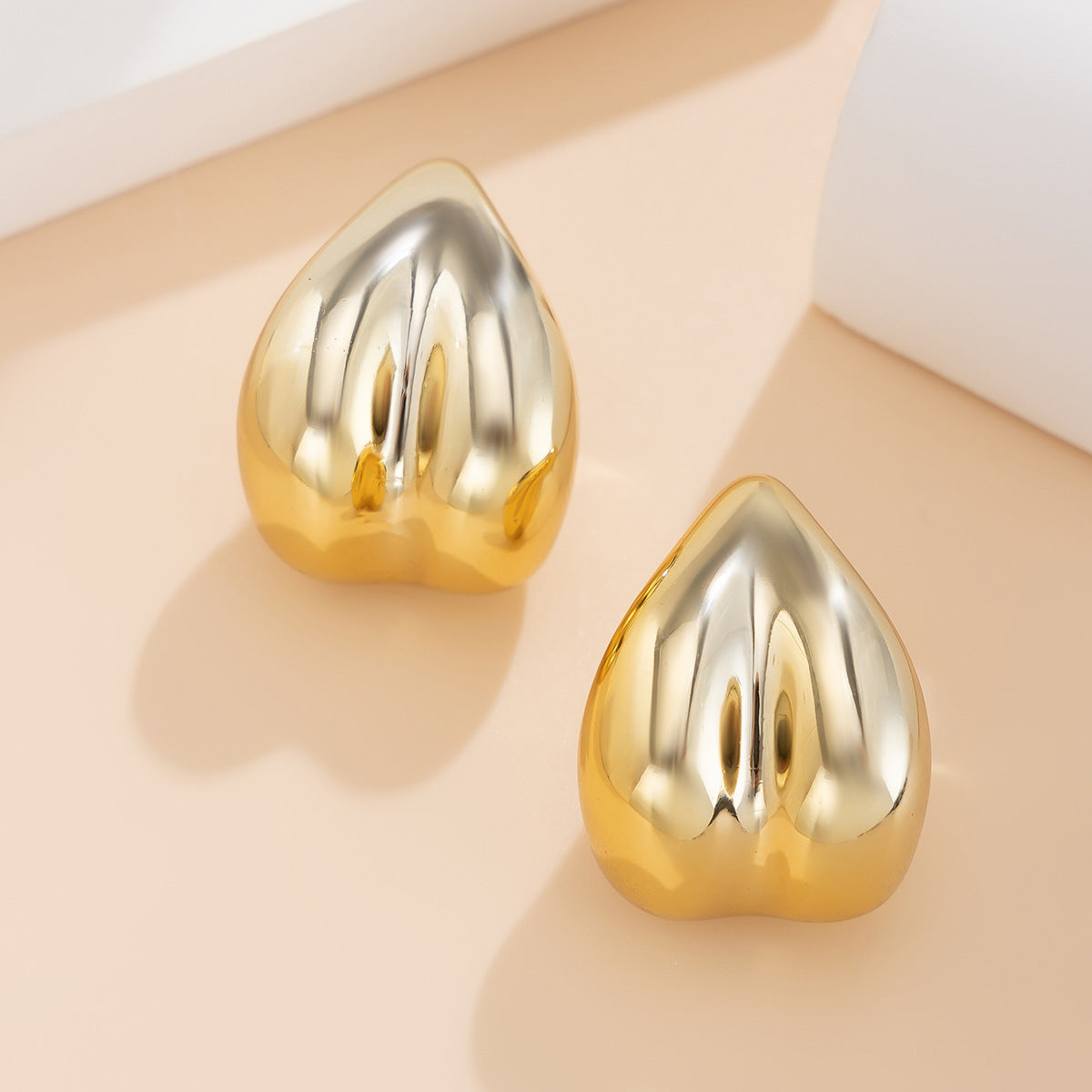 Fashionable curved geometric earrings, simple and popular CCB heart-shaped earrings