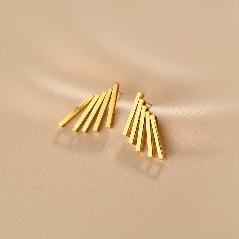 Exaggerated metal earrings with retro style and high-end earrings