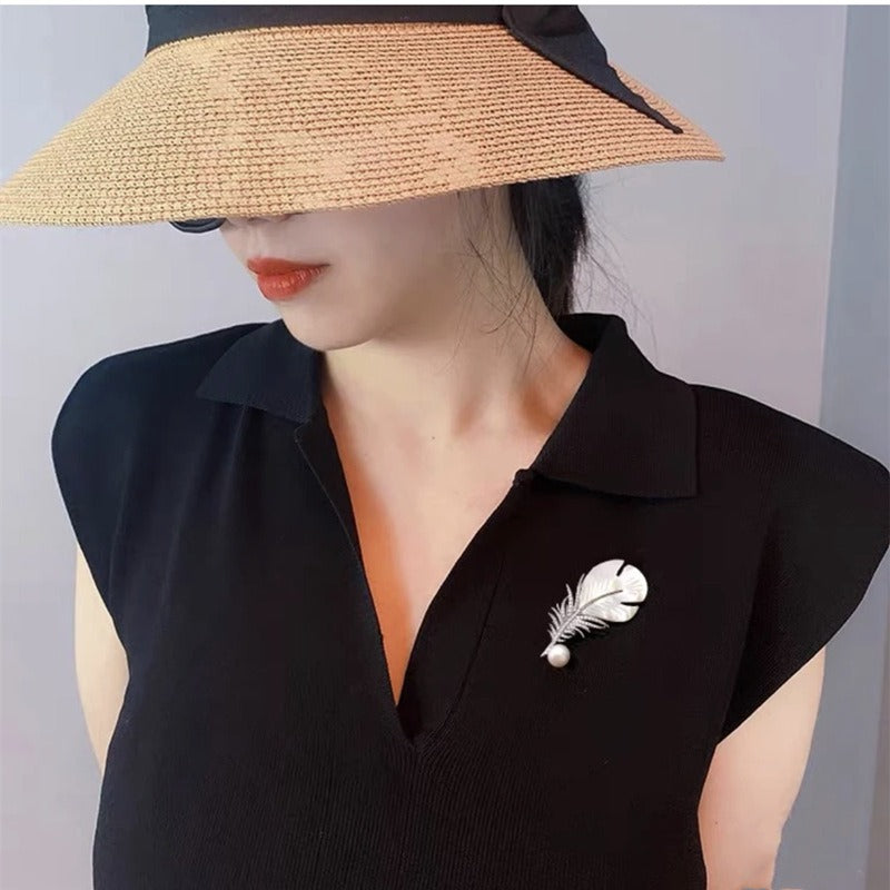 Advanced and exquisite feather brooch, suit, coat, chest flower accessories, women's light luxury anti glare buckle