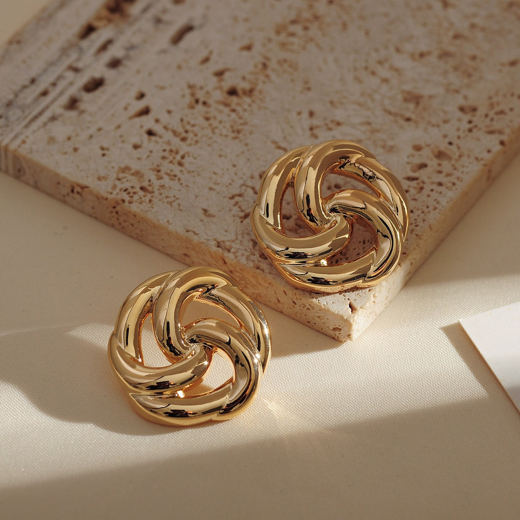 Hollow flower earrings, simple, compact and three-dimensional earrings