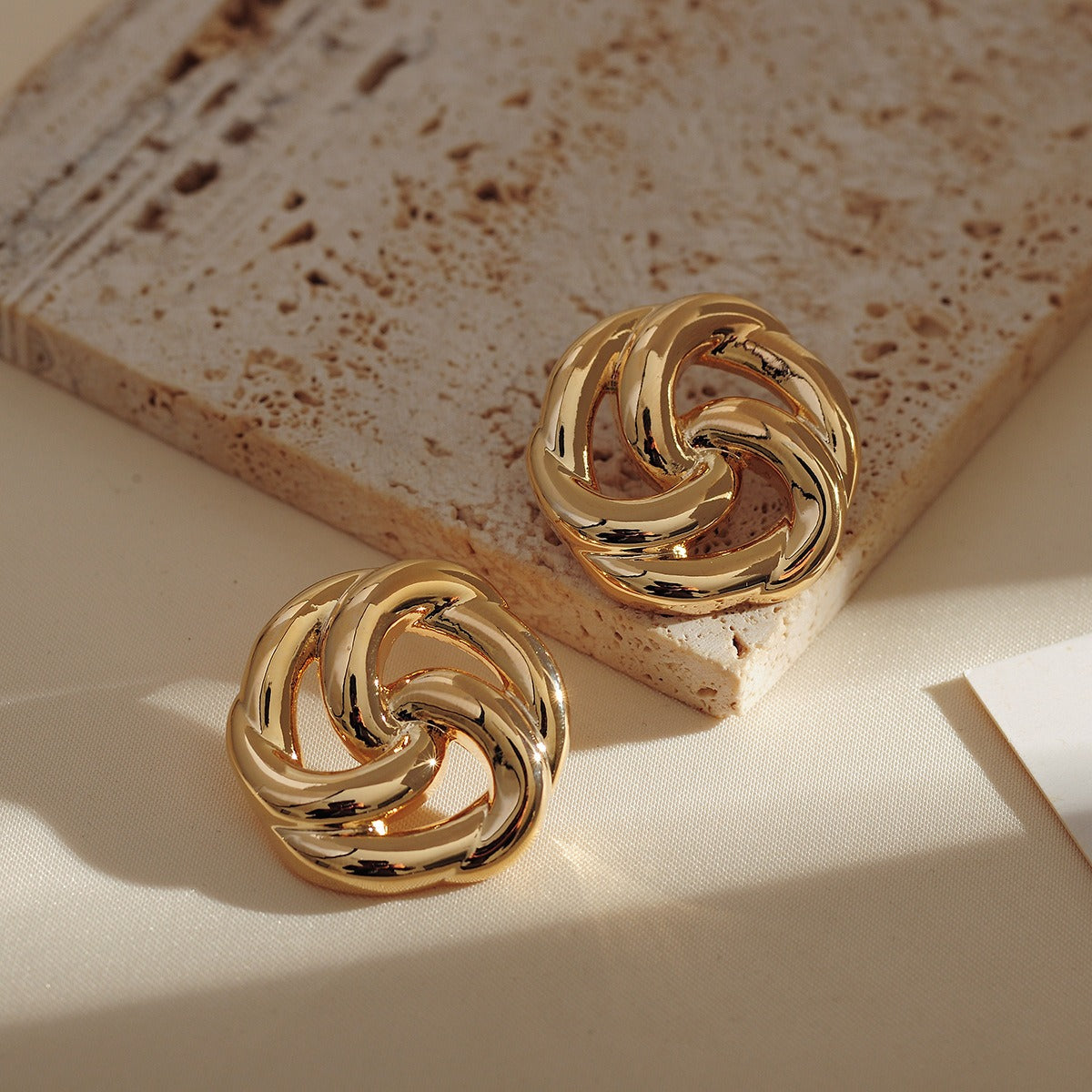 Hollow flower earrings, simple, compact and three-dimensional earrings