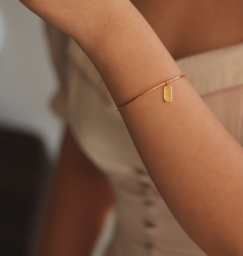 Super Minimal Stainless Steel Engraved Lucky Square Plate Charm Magnet Gold Bangle Bracelets for Girl Ladies Jewelry Gift