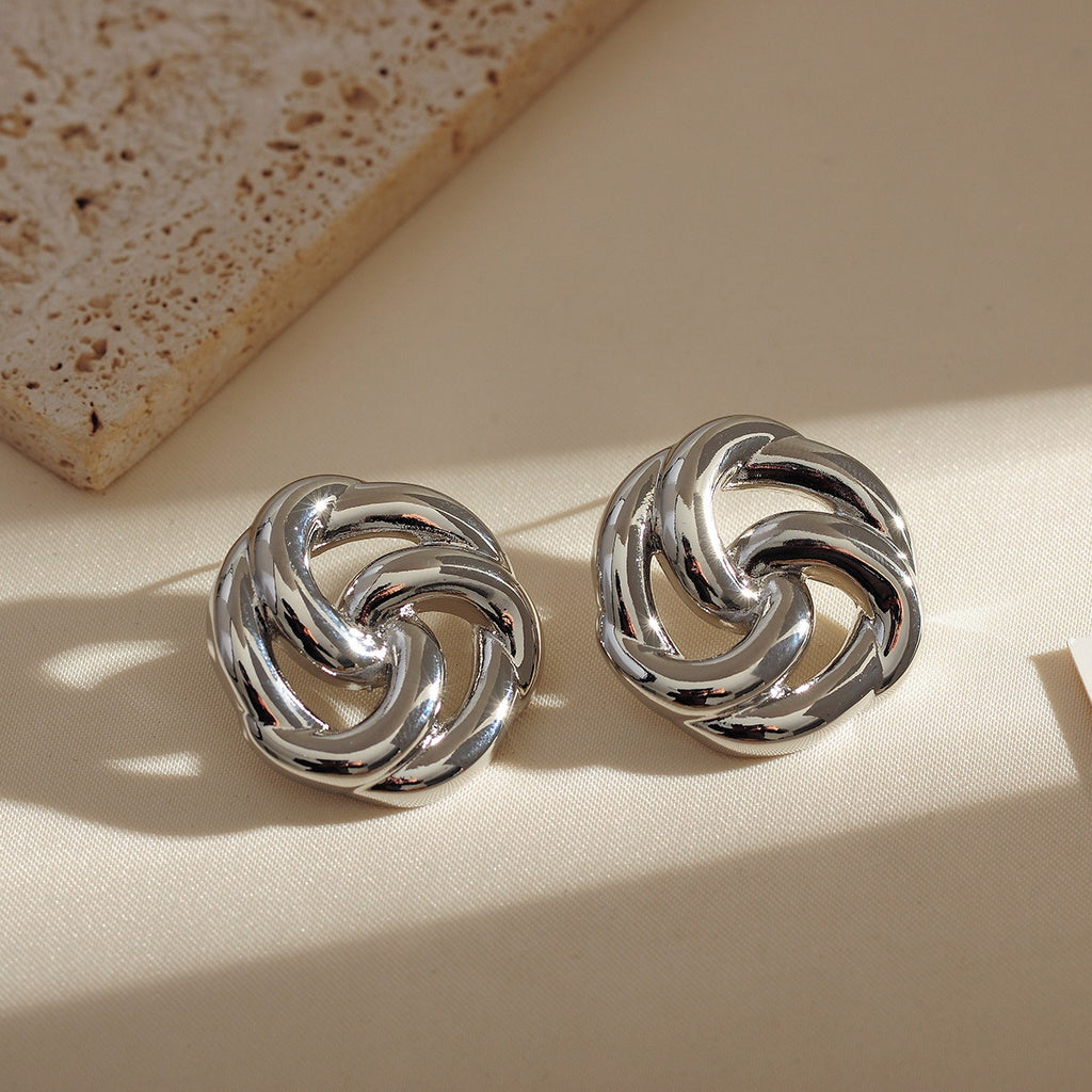 Hollow flower earrings, simple, compact and three-dimensional earrings