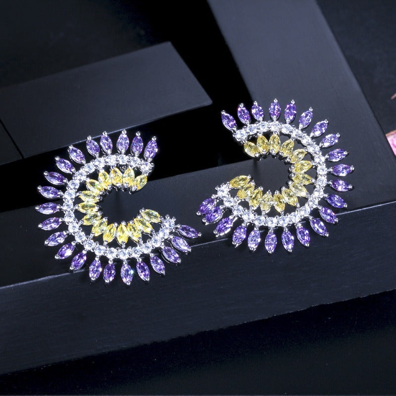 Fashionable and versatile, sparkling zircon earrings, personalized diamond stud earrings