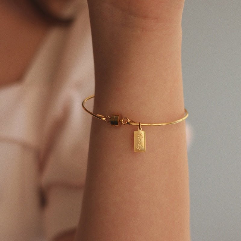 Super Minimal Stainless Steel Engraved Lucky Square Plate Charm Magnet Gold Bangle Bracelets for Girl Ladies Jewelry Gift