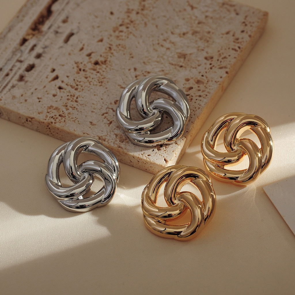 Hollow flower earrings, simple, compact and three-dimensional earrings